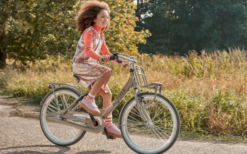 <p>De Alpina Clubb is een echte meidenfiets met fijne prints en softe kleuren, ge&amp;iuml;nspireerd op de nieuwste fashiontrends. De fietsen hebben een handige achterdrager, maar ook een voordrager waar je een leuke mand of krat op kunt bevestigen. Zo kan je dochter shinen op haar fiets!</p>
