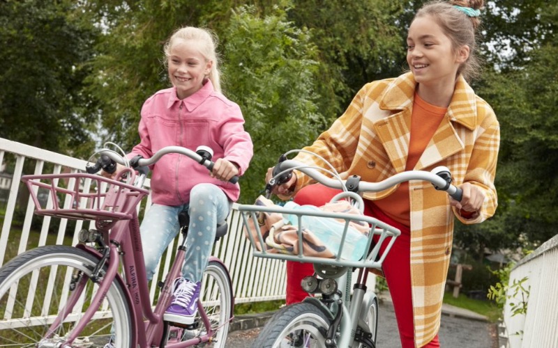 <p>Is jouw dochter een kleine fashionista? De Alpina Mood is een model voor modebewuste meiden. Samen met haar BFF&amp;rsquo;s voor het eerst een terrasje pakken in de stad, gezellig! Bij het stylen van de Alpina Mood is extra gelet op matching details. Zo past de witte bel perfect bij de rest van de fiets en ook het relaxte brede zadel is subtiel voorzien van trendy dierenprint. Vanaf nu alleen nog fashionable over straat, have a fabulous day!</p>
