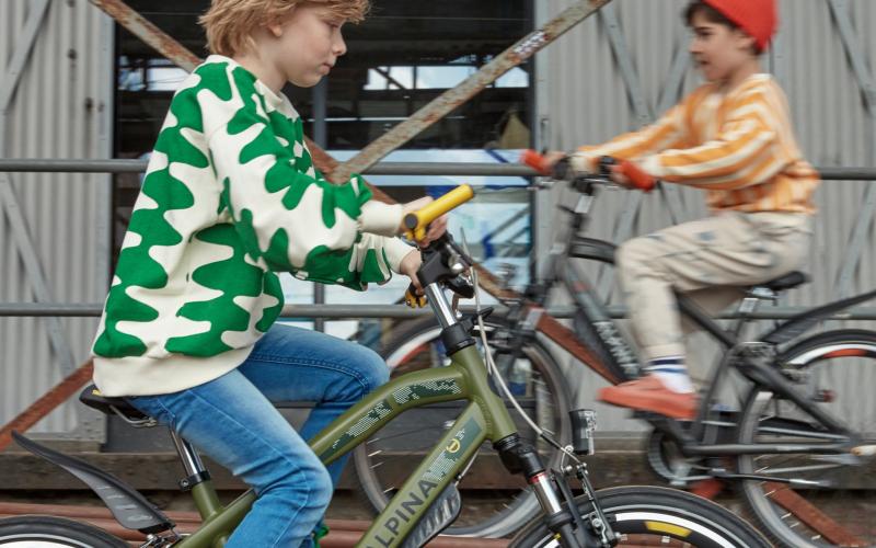 <p>De Alpina Trial nodigt uit voor nieuwe avonturen! Wat direct opvalt aan deze fiets is het stoere design, een gave mountain bike look. Het frame is gemaakt van aluminium en daardoor licht van gewicht, maar wel ijzersterk. De Trial is heel geschikt om lekker een middagje te crossen in de natuur met vriendjes en vriendinnetjes. Sterke velgen en brede banden met een grof profiel geven voldoende grip op elke ondergrond.</p>
