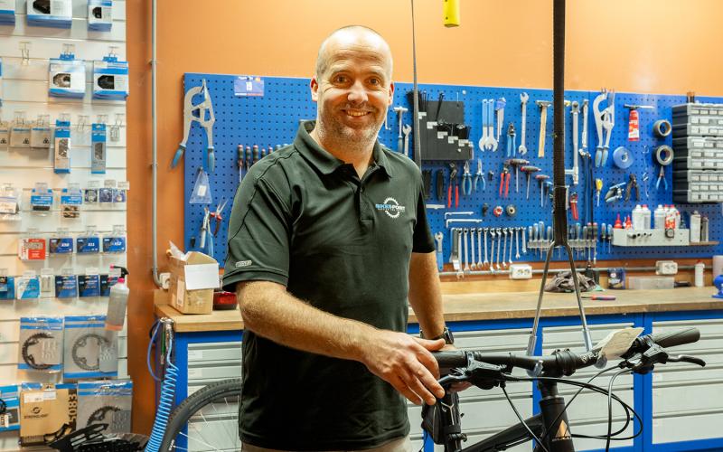 <p>Aangenaam, wij zijn Bikespoint. Op 1 maart 2016 openden we voor het eerst onze deuren in het mooie Hoogvliet, en inmiddels vind je ons ook in Spijkenisse. Sinds dag &eacute;&eacute;n zetten we ons elke dag in om klanten te helpen met persoonlijke service en deskundig advies bij het vinden van de perfecte fiets.</p>
