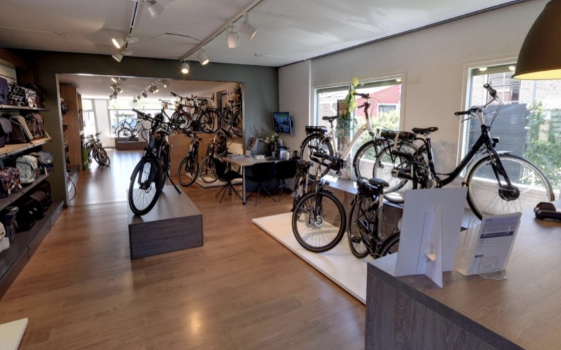 <p>De elektrische fiets, oftewel e-bike, wordt steeds populairder. Dat is niet zonder reden, want de e-bike is voorzien van trapondersteuning. Een elektromotor zorgt ervoor dat je lekker actief kunt bewegen, terwijl u een steuntje in de rug krijgt.</p>