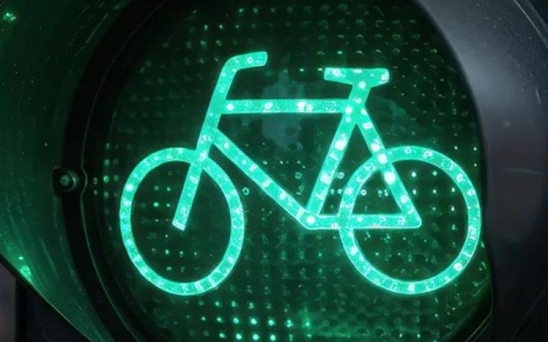 <p>Baal je ook zo van rode stoplichten tijdens het fietsen? Met de slimme Schwung-app op je telefoon springen verkeerslichten sneller op groen zodra je aan komt rijden. Zo fiets je lekker vlot door de stad zonder steeds te hoeven stoppen!</p>